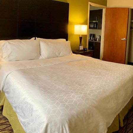 Holiday Inn Express Hotel & Suites Edmond By Ihg Exterior photo